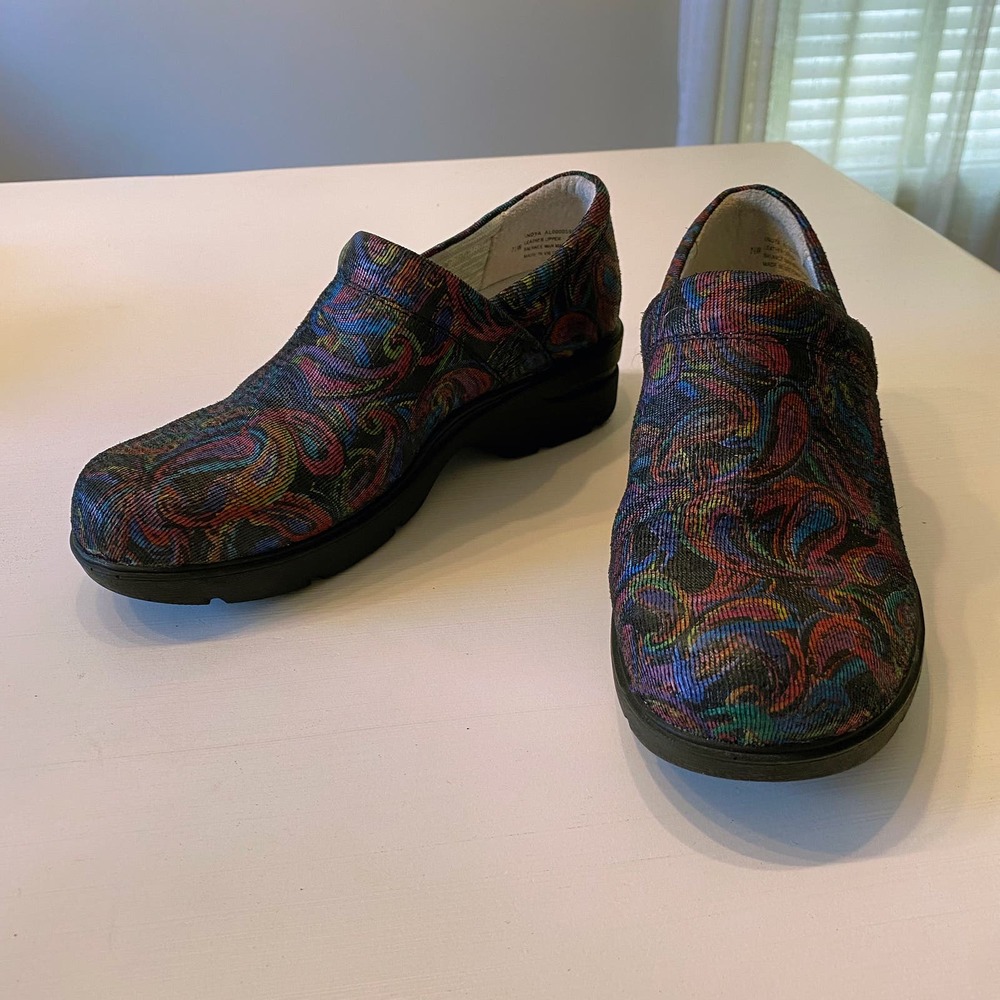 Align Indya Total Body Balance Nurse Mates Rainbow Paisley Clogs Size 7.5W‎